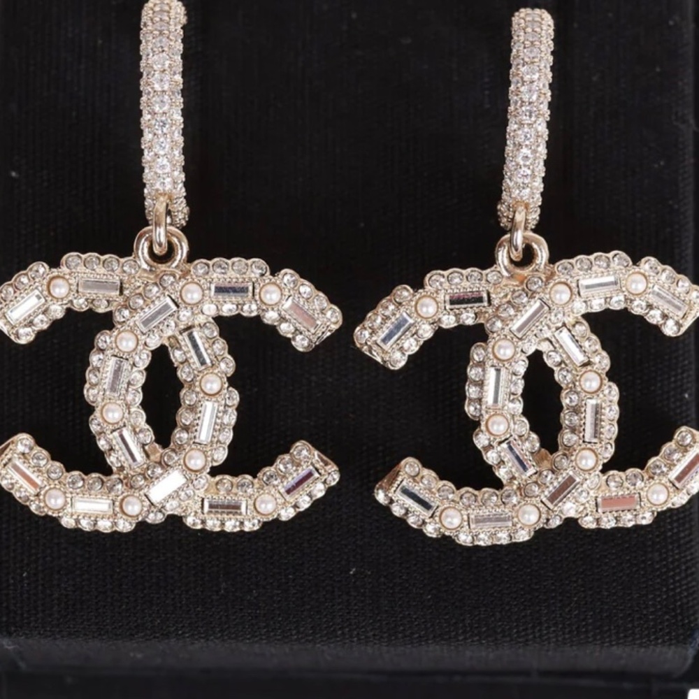 New Chanel CC Logo Super Bling Crystal Embellished with Pearl Drop Earrings - Picture 4 of 4